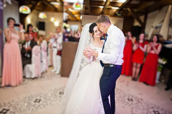 Casal Feliz Realizando Sua Primeira Dança Restaurante Frente Dos Convidados — Fotografia de Stock