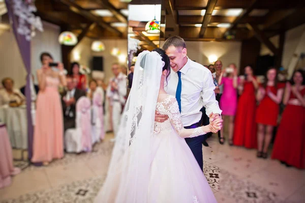 Щаслива Весільна Пара Виконуючи Свій Перший Танець Ресторані Перед Гостями — стокове фото