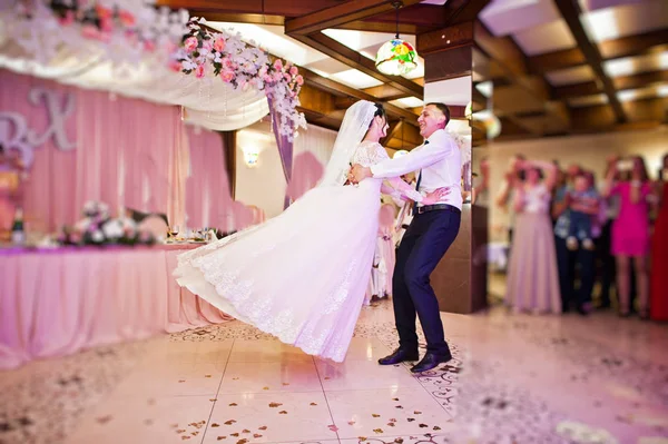 客の前でレストランで彼らの最初のダンスを実行する幸せな結婚式のカップル — ストック写真