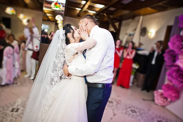 Щаслива Весільна Пара Виконує Свій Перший Танець Цілується Ресторані Перед — стокове фото