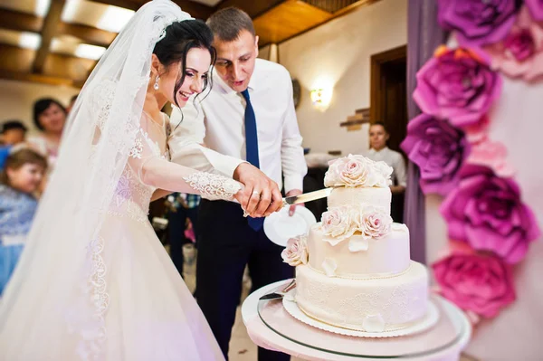 Bruidspaar Snijden Hun Prachtige Witte Bruidstaart Het Restaurant — Stockfoto