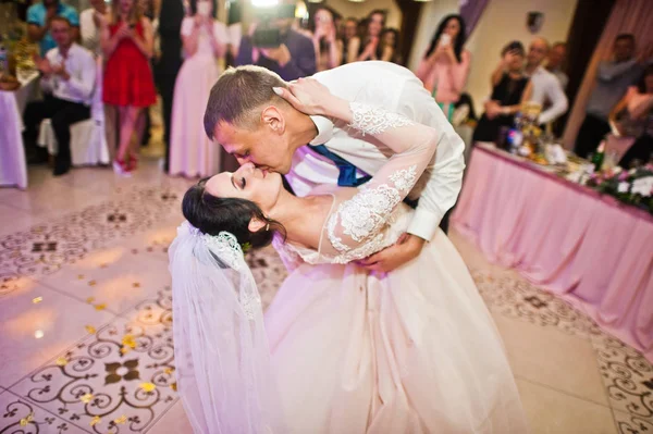 Verheugd Huwelijksfeest Paar Uitvoeren Van Hun Eerste Dans Kussen Restaurant — Stockfoto