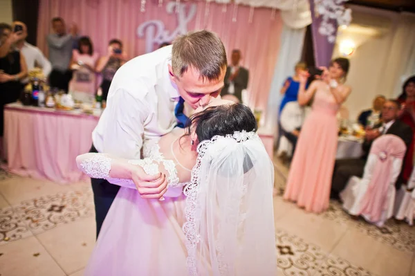 Feliz Pareja Boda Realizando Primer Baile Besándose Restaurante Delante Los —  Fotos de Stock