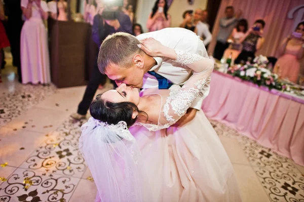 Feliz Pareja Boda Realizando Primer Baile Besándose Restaurante Delante Los —  Fotos de Stock