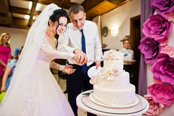 Pareja Boda Cortando Hermoso Pastel Boda Blanco Restaurante —  Fotos de Stock