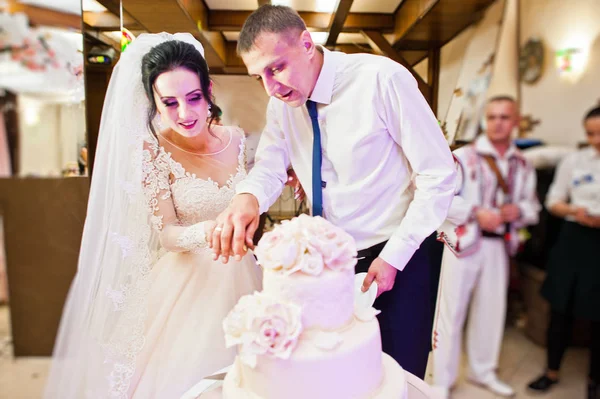 Bruidspaar Snijden Hun Prachtige Witte Bruidstaart Het Restaurant — Stockfoto