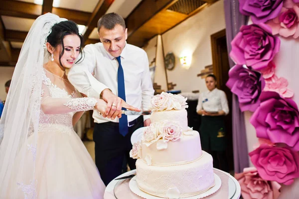 Wedding Couple Cutting Gorgeous White Wedding Cake Restaurant — Stock Photo, Image