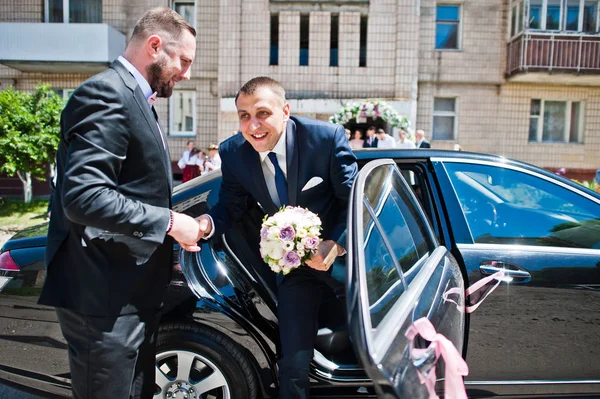 黒結婚式の車のブライダル ブーケと新郎の肖像画 — ストック写真