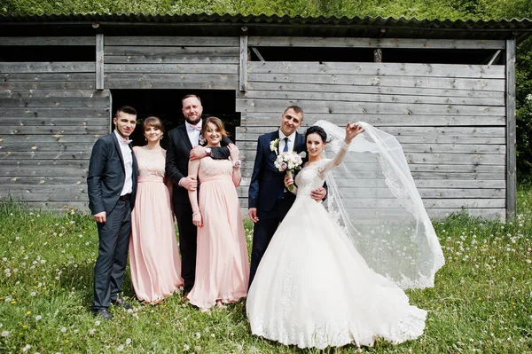 Bruidsmeisjes Met Groomsmen Bruidspaar Plezier Buiten Naast Oude Rustieke Houten — Stockfoto