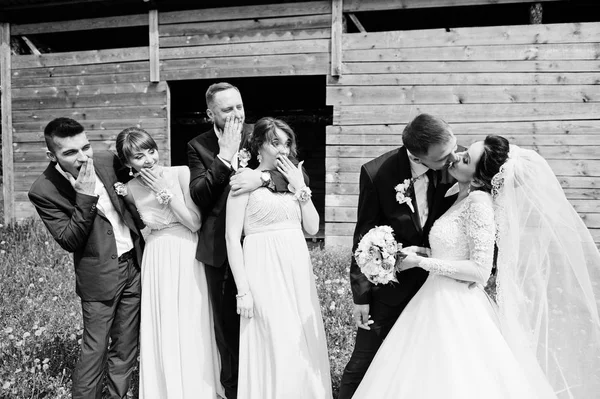 Dama Honra Com Padrinhos Casal Casamento Divertindo Livre Lado Velho — Fotografia de Stock