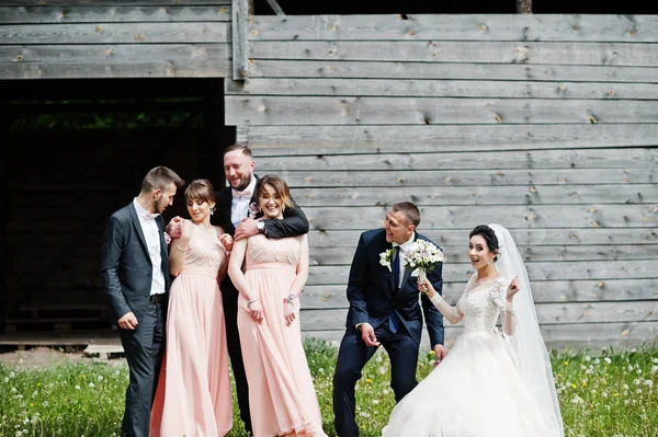 Dama Honra Com Padrinhos Casal Casamento Divertindo Livre Lado Velho — Fotografia de Stock