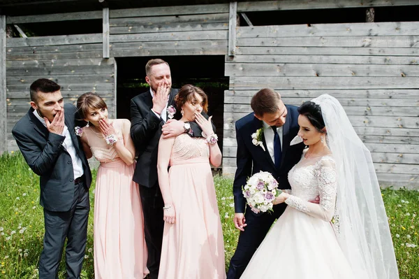 Tärnorna Med Marskalkar Och Bröllop Par Kul Utomhus Bredvid Gamla — Stockfoto