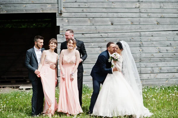 Dama Honra Com Padrinhos Casal Casamento Divertindo Livre Lado Velho — Fotografia de Stock