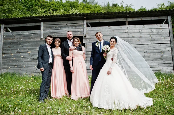 Bridesmaids Groomsmen Wedding Couple Having Fun Outdoors Next Old Rustic — Stock Photo, Image