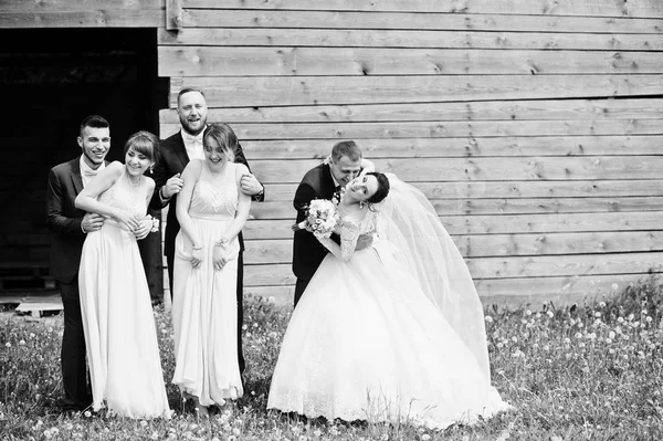 ブライド花婿と結婚式のカップルが楽しんで屋外古い素朴な木造の納屋の横にあります 黒と白の写真 — ストック写真