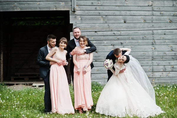 Bridesmaids Groomsmen Wedding Couple Having Fun Outdoors Next Old Rustic — Stock Photo, Image