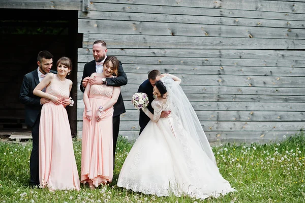 Demoiselles Honneur Avec Garçons Honneur Couple Mariage Amusant Extérieur Côté — Photo