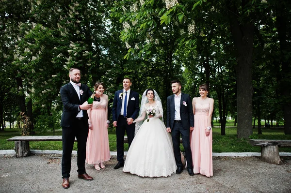 Groomsman Abrindo Garrafa Champanhe Parque Com Casal Casamentos Tranças Com — Fotografia de Stock