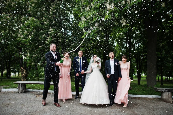 Groomsman Ouvrant Bouteille Champagne Dans Parc Avec Couple Mariage Tresses — Photo