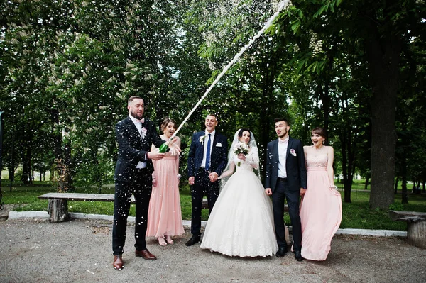 Openen Van Fles Champagne Het Park Met Bruidspaar Braidsmaids Met — Stockfoto