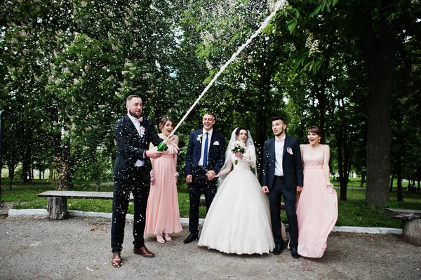 Groomsman Abrindo Garrafa Champanhe Parque Com Casal Casamentos Tranças Com — Fotografia de Stock