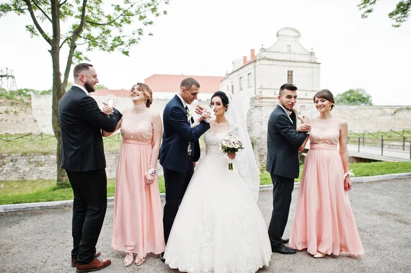 Свадебная Пара Шаферы Подружками Невесты Пьют Шампанское Парке — стоковое фото
