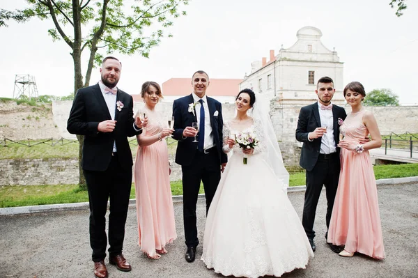 Свадебная Пара Шаферы Подружками Невесты Пьют Шампанское Парке — стоковое фото