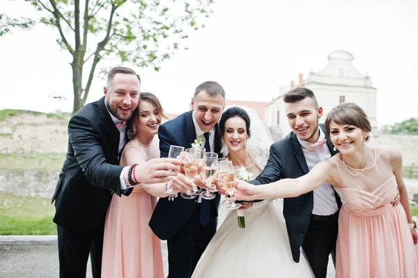 Couple Mariés Avec Demoiselles Honneur Buvant Champagne Dans Parc — Photo