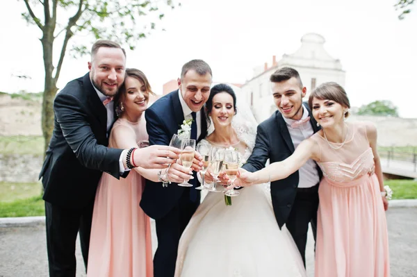 Couple Mariés Avec Demoiselles Honneur Buvant Champagne Dans Parc — Photo