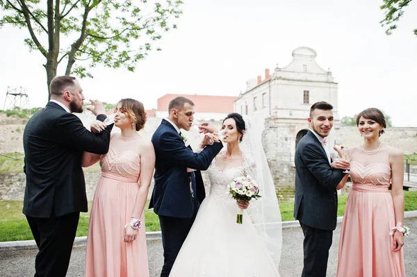 Pareja Bodas Padrinos Con Damas Honor Bebiendo Champán Parque — Foto de Stock