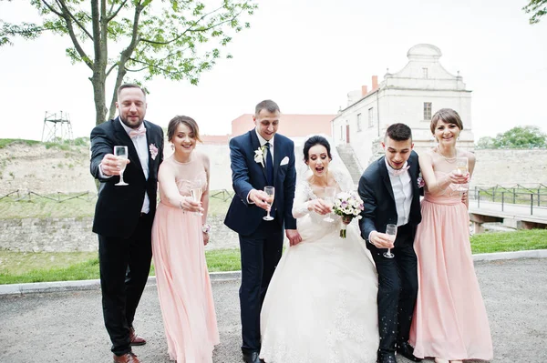 Pareja Bodas Padrinos Con Damas Honor Bebiendo Champán Parque — Foto de Stock