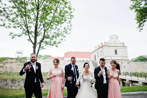 Pareja Bodas Padrinos Con Damas Honor Bebiendo Champán Parque — Foto de Stock