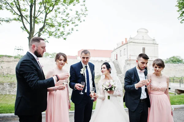 Hochzeitspaar Und Trauzeugen Mit Brautjungfern Die Champagner Park Trinken — Stockfoto