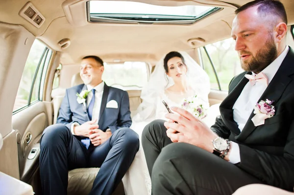 Fabulosa Pareja Novios Sentados Coche Antes Ceremonia —  Fotos de Stock