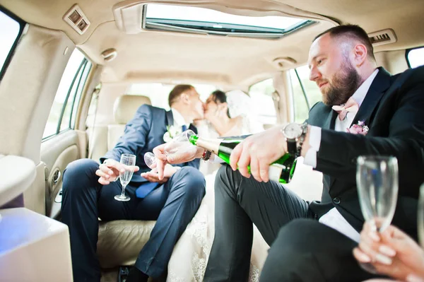 Groomsman Opening Bottle Pouring Champagni Glasses Car — Stock Photo, Image