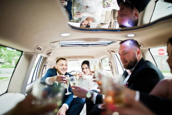 Groomsmen Med Tärnorna Och Bröllopsparet Dricka Champagne Bilen — Stockfoto