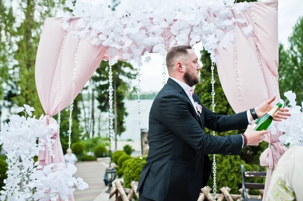 Groomsman Ouvrant Bouteille Champagne Côté Arche Mariage Décorée — Photo