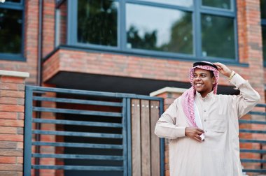 Orta Doğu Arap adam modern bina karşı sokağında poz verdi.