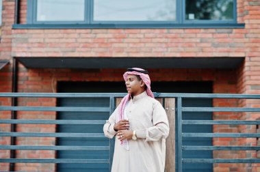 Orta Doğu Arap adam modern bina karşı sokağında poz verdi.