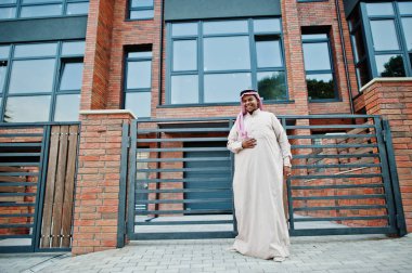 Orta Doğu Arap adam modern bina karşı sokağında poz verdi.