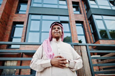 Orta Doğu Arap adam modern bina karşı sokağında poz verdi.