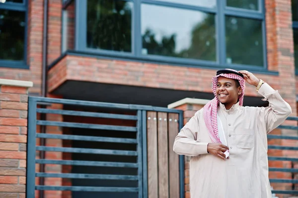 Orta Doğu Arap adam modern bina karşı sokağında poz verdi.