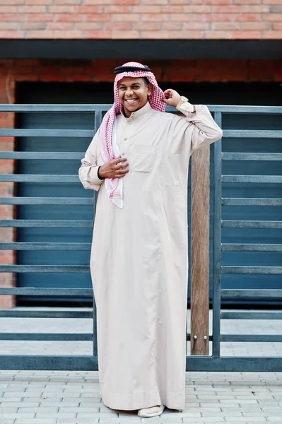 Moyen Orient Homme Arabe Posé Dans Rue Contre Bâtiment Moderne — Photo