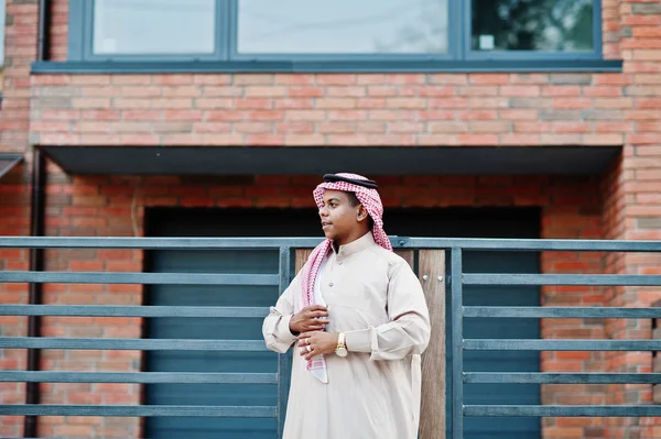 Orta Doğu Arap adam modern bina karşı sokağında poz verdi.