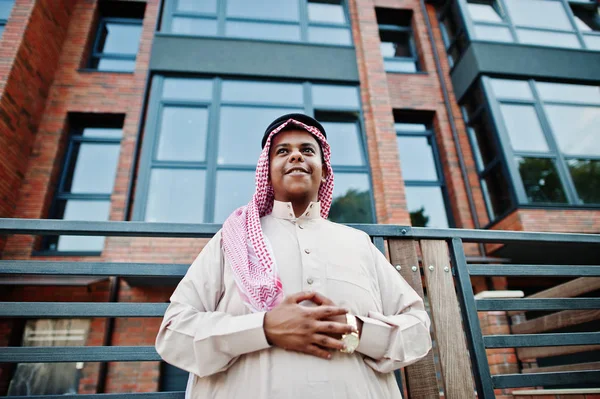 Orta Doğu Arap adam modern bina karşı sokağında poz verdi.