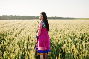 Sari, dudak makyaj menekşe ile ihale Hintli kız sahasında'nde günbatımı poz verdi. Moda Hindistan modeli.