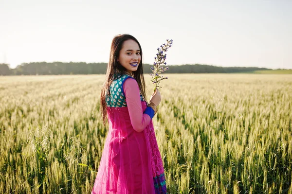 Tendre Fille Indienne Dans Saree Avec Les Lèvres Violettes Composent — Photo