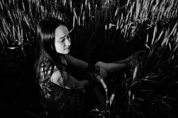 Sari, dudak makyaj menekşe ile ihale Hintli kız sahasında'nde günbatımı poz verdi. Moda Hindistan modeli.