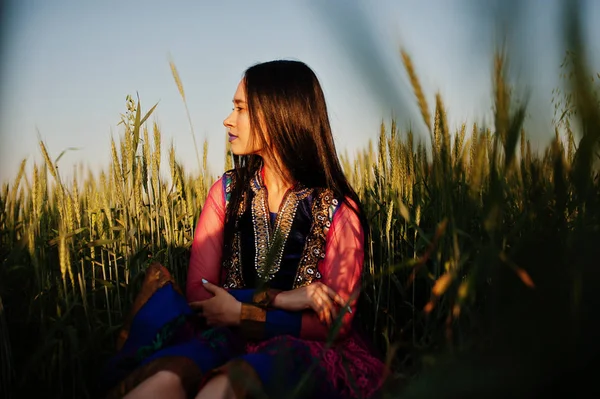 Sari Dudak Makyaj Menekşe Ile Ihale Hintli Kız Sahasında Nde — Stok fotoğraf