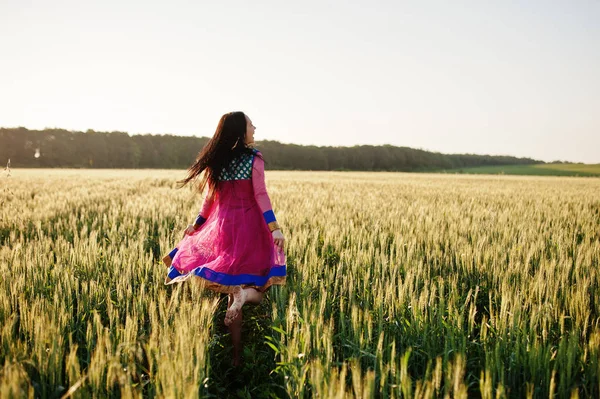 Menina Indiana Macia Saree Com Lábios Violetas Compõem Posou Campo — Fotografia de Stock